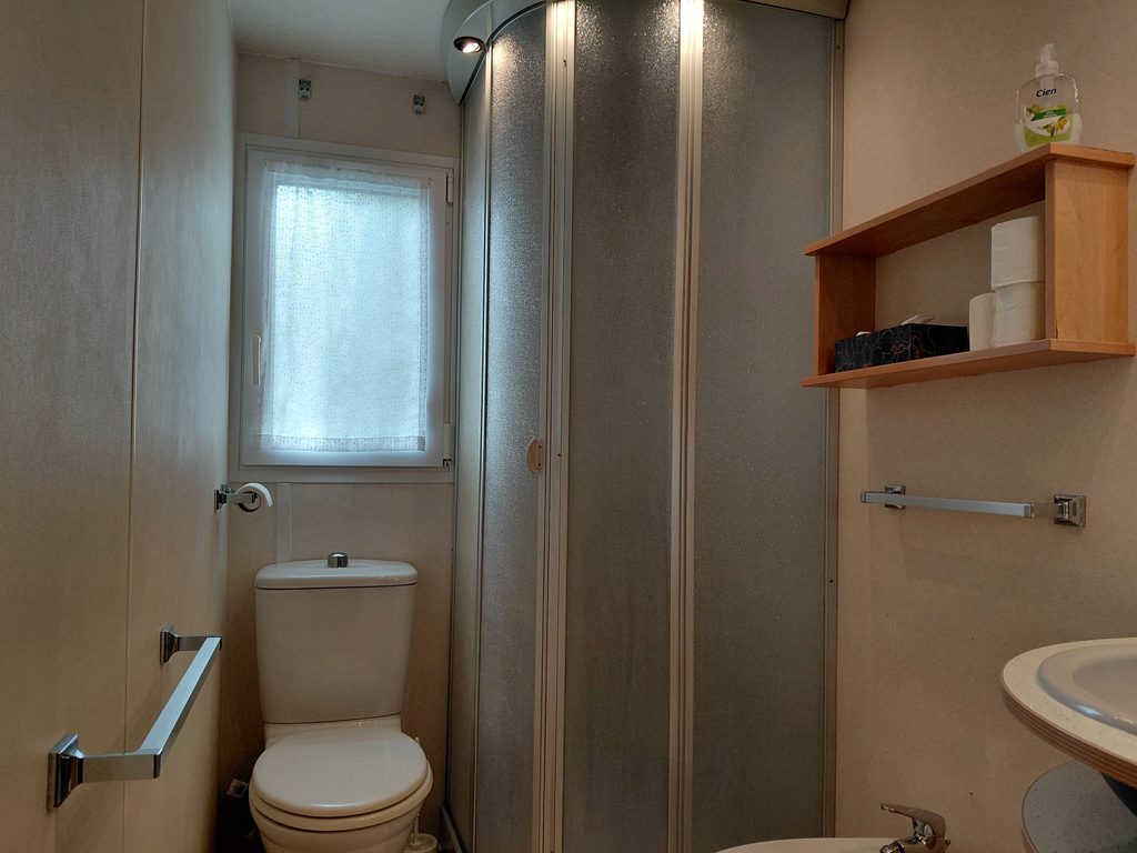 Bagno con doccia della Casa Mobile Garden.
